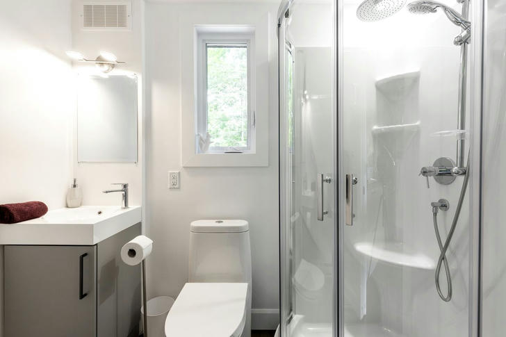 Log cabin bathroom