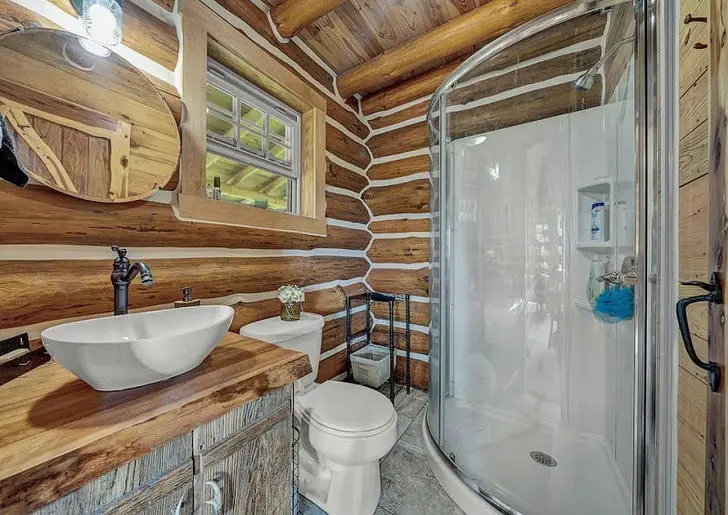 Log cabin bathroom