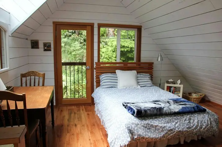 log cabin bedroom