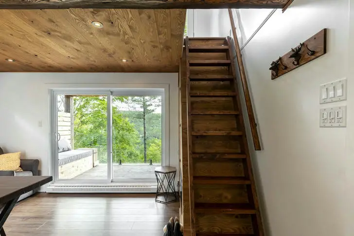 Overview of the first floor of the log cabin